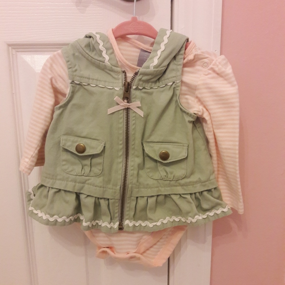Baby long sleeve onesie and hooded vest